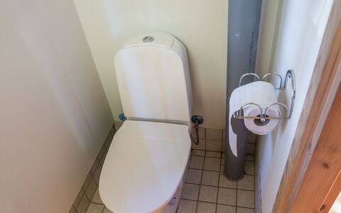 Putilanranta: Wc Bril, Toilet, Badkamer, Loodgieterswerkinrichting, Verdieping, Flooring, Loodgieter, Tegel