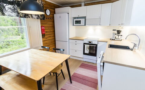 Pelkkaveska: Flooring, Hout, Keuken, Verdieping, Interieur Ontwerp, Meubilair, Houten Vloer, Countertop, Major Appliance, Kamer