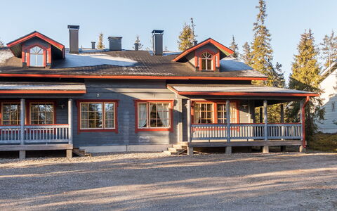 Pyryruka 1: Hout, Architectuur, Huis, Dak, Huis, Deur, Verblijf, Siding, Schuifraam, Veranda