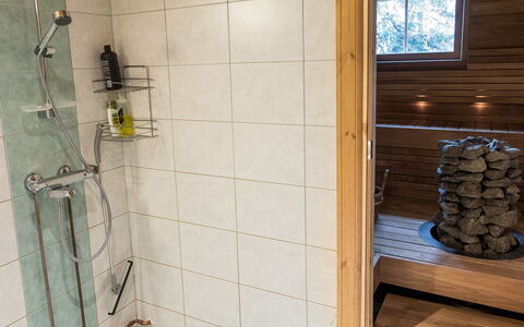 Pyryruka 1: Flooring, Hout, Verdieping, Interieur Ontwerp, Loodgieterswerkinrichting, Badkamer, Loodgieter, Douchekop, Kamer, Douche
