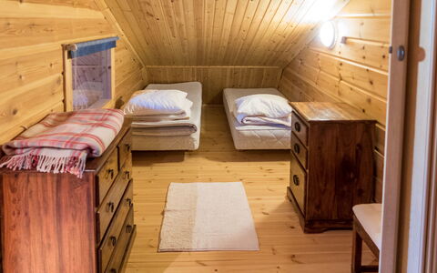 Pyryruka 1: Verdieping, Bed, Flooring, Interieur Ontwerp, Slaapkamer, Hout, Meubilair, Plafond, Kamer, Laken