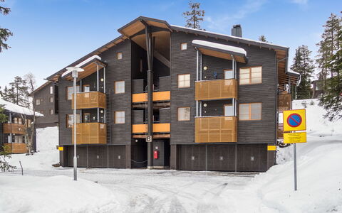 Karhunvartijan Linna B14: Facade, Woongebied, Appartement, Stedelijk Ontwerp, Siding, Condominium, Freezing