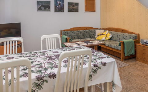 Karhunvartijan Linna B14: Meubilair, Interieur Ontwerp, Flooring, Hout, Verdieping, Kamer, Verlichting, Tafel, Plafond, Bankstel