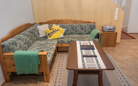 Karhunvartijan Linna B14: Meubilair, Flooring, Hout, Verdieping, Interieur Ontwerp, Bankstel, Tafel, Kamer, Beits, Woonkamer