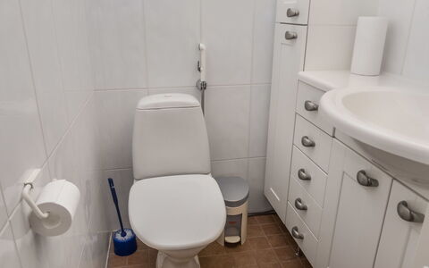 Karhunvartijan Linna B14: Wc Bril, Badkamer, Toilet, Loodgieterswerkinrichting, Wastafel In De Badkamer, Wastafel, Wit, Flooring, Verdieping, Interieur Ontwerp