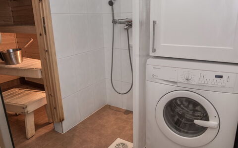 Karhunvartijan Linna B14: Flooring, Verdieping, Hout, Wasmachine, Interieur Ontwerp, Loodgieterswerkinrichting, Wasruimte, Kamer, Wasdroger, Loodgieter