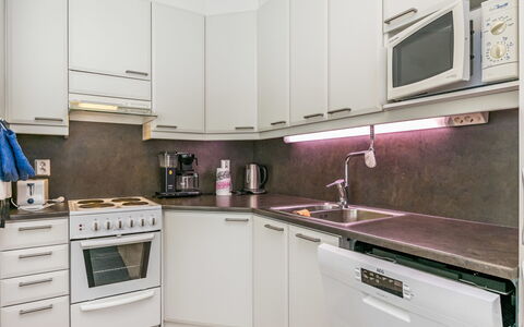 Karhunvartijan Kota B1: Toestel Van De Keuken, Keuken, Major Appliance, Countertop, Interieur Ontwerp, Huishoudapparatuur, Flooring, Cabinetry, Fornuis, Meubilair