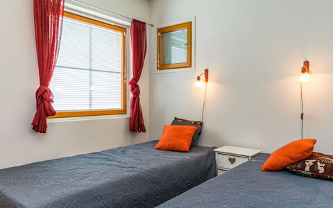 Karhunvartijan Kota B1: Interieur Ontwerp, Hout, Flooring, Meubilair, Verdieping, Plafond, Bed, Slaapkamer, Kamer, Linens