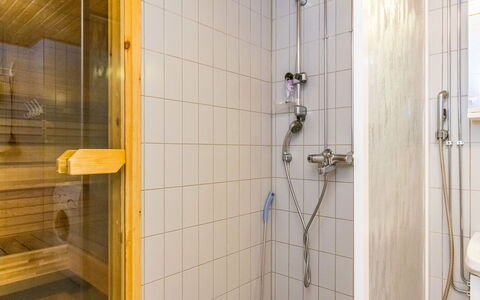 Karhunvartijan Kota B1: Loodgieterswerkinrichting, Flooring, Badkamer, Verdieping, Interieur Ontwerp, Douchekop, Douche, Loodgieter, Douchestang, Kamer
