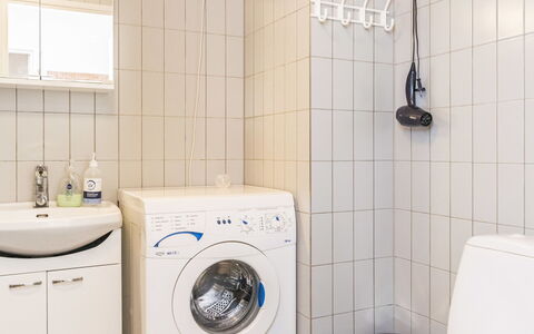 Karhunvartijan Kota B1: Wasmachine, Loodgieterswerkinrichting, Interieur Ontwerp, Flooring, Verdieping, Wastafel, Badkamer, Wasdroger, Kraan, Wasruimte