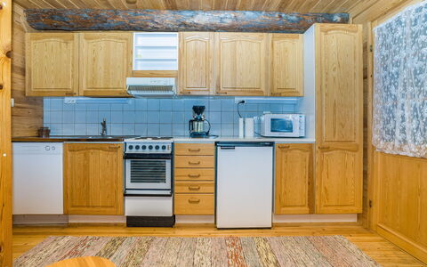 Kuontijärvi a: Hout, Flooring, Verdieping, Plafond, Interieur Ontwerp, Wastafel, Kamer, Keuken, Cabinetry, Beits