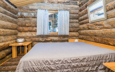 Kuontijärvi a: Hout, Slaapkamer, Verdieping, Flooring, Bed, Plafond, Bedding, Laken, Hardwood, Blokhut