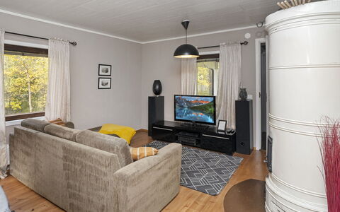 Vuorimäki: Flooring, Meubilair, Interieur Ontwerp, Verdieping, Hout, Plafond, Woonkamer, Verlichting, Kamer, Bankstel