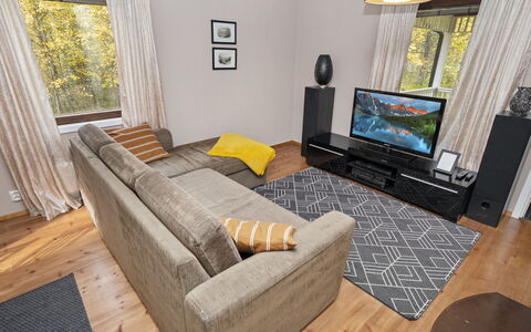 Vuorimäki: Meubilair, Flooring, Verdieping, Interieur Ontwerp, Bankstel, Hout, Woonkamer, Kamer, Huis, Verlichting
