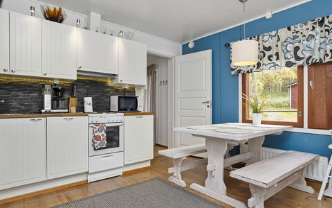 Vuorimäki: Interieur Ontwerp, Meubilair, Flooring, Hout, Verdieping, Keuken, Plafond, Countertop, Kamer, Major Appliance