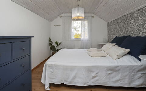 Vuorimäki: Slaapkamer, Interieur Ontwerp, Hout, Meubilair, Plafond, Bed, Textiel, Laken, Verdieping, Bedding