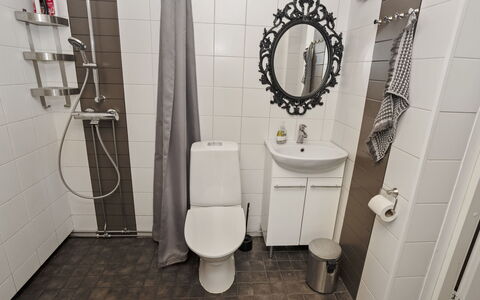 Vuorimäki: Wc Bril, Toilet, Loodgieterswerkinrichting, Badkamer, Flooring, Verdieping, Interieur Ontwerp, Loodgieter, Tegel, Wastafel