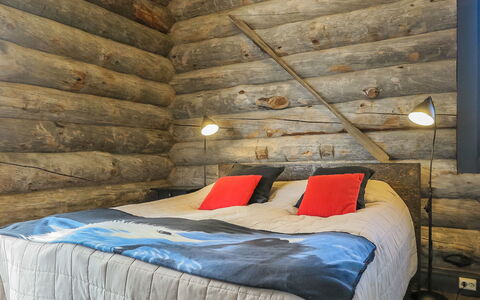 Kiehinen 2: Hout, Slaapkamer, Interieur Ontwerp, Flooring, Bed, Verdieping, Laken, Meubilair, Plafond, Bedding