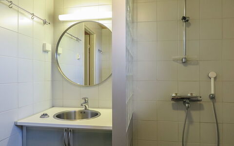 Kiehinen 2: Loodgieterswerkinrichting, Muur, Badkamer, Wastafel In De Badkamer, Interieur Ontwerp, Flooring, Wastafel, Verdieping, Kraan, Loodgieter