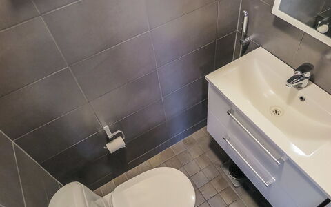 Kiehinen 2: Loodgieterswerkinrichting, Wc Bril, Wastafel In De Badkamer, Badkamer, Flooring, Verdieping, Toilet, Wastafel, Interieur Ontwerp, Loodgieter
