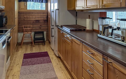 Sompsanniemi: Flooring, Hout, Countertop, Keuken, Toestel Van De Keuken, Interieur Ontwerp, Cabinetry, Major Appliance, Verdieping, Meubilair