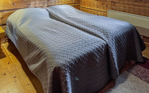 Sompsanniemi: Hout, Flooring, Verdieping, Slaapkamer, Linens, Houten Vloer, Bed Frame, Bed, Hardwood, Bedding