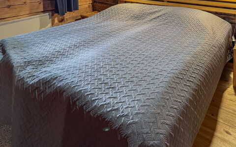 Sompsanniemi: Textiel, Linens, Flooring, Verdieping, Slaapkamer, Bed Frame, Houten Vloer, Hardwood, Bedding, Bed