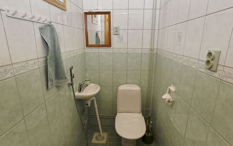 Metsämaja: Wc Bril, Toilet, Badkamer, Loodgieterswerkinrichting, Flooring, Verdieping, Wastafel In De Badkamer, Loodgieter, Wastafel, Tegel