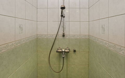 Metsämaja: Flooring, Loodgieterswerkinrichting, Douchekop, Douche, Verdieping, Badkamer, Loodgieter, Tegel, Douchestang, Douchepaneel
