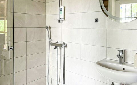 Ranta-Koivu: Badkamer, Loodgieterswerkinrichting, Flooring, Verdieping, Interieur Ontwerp, Loodgieter, Tegel, Douchekop, Toilet, Douche