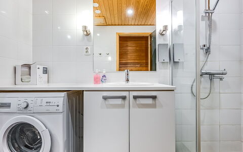 Ruka Ski Chalets 64, 1210: Wasmachine, Flooring, Interieur Ontwerp, Loodgieterswerkinrichting, Verdieping, Badkamer, Wasdroger, Wastafel, Badkamerkast, Kraan