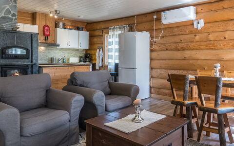 Aurora Cabin: Meubilair, Hout, Flooring, Interieur Ontwerp, Bankstel, Woonkamer, Verdieping, Huis, Kamer, Plafond