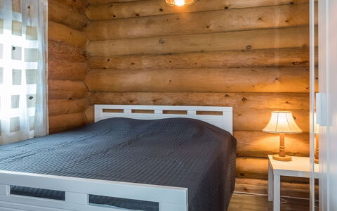 Aurora Cabin: Meubilair, Hout, Slaapkamer, Flooring, Interieur Ontwerp, Bed, Verdieping, Bedding, Laken, Kamer