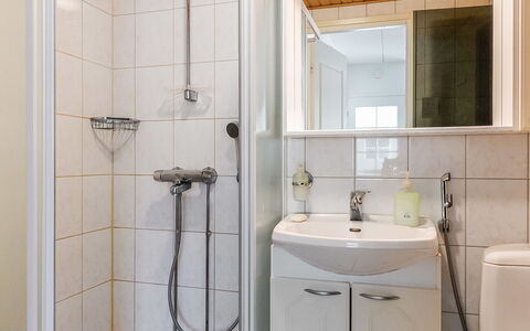 Levi Star 1503: Wastafel In De Badkamer, Badkamer, Loodgieterswerkinrichting, Wastafel, Interieur Ontwerp, Flooring, Verdieping, Kraan, Kamer, Toilet