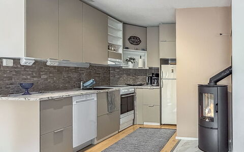 Tahkontilhi e 5: Toestel Van De Keuken, Meubilair, Keuken, Major Appliance, Cabinetry, Flooring, Countertop, Huishoudapparatuur, Hout, Interieur Ontwerp