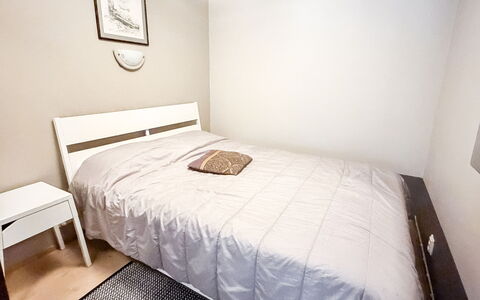 Tahkontilhi e 5: Slaapkamer, Hout, Verdieping, Flooring, Bed, Laken, Bedding, Interieur Ontwerp, Bed Frame, Kamer