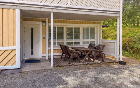 Tahkontilhi e 5: Hout, Veranda, Deur, Siding, Verblijf, Beits, Hardwood, Schaduw, Dek, Plank