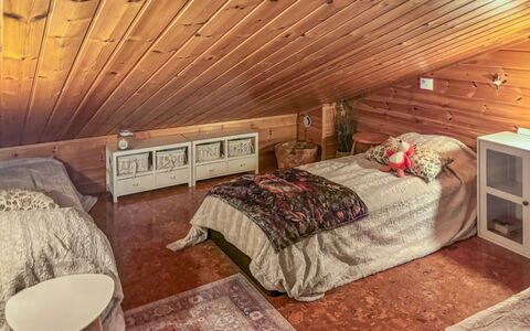Lupposyöte B1: Meubilair, Bed, Interieur Ontwerp, Slaapkamer, Verdieping, Flooring, Hout, Plafond, Laken, Kamer