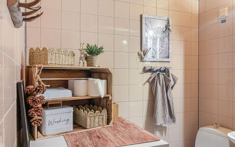 Lupposyöte B1: Interieur Ontwerp, Flooring, Loodgieterswerkinrichting, Badkamer, Verdieping, Mand, Kamer, Loodgieter, Tegel, Kraan