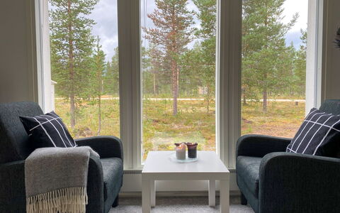 Kuukkeli: Meubilair, Interieur Ontwerp, Flooring, Verdieping, Tafel, Plafond, Keuken En Eettafel, Verlichting, Stoel, Huis