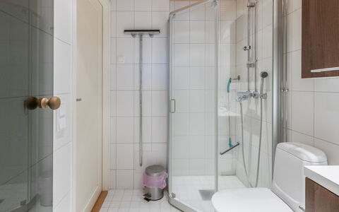 Yllästar 3 As 508: Badkamer, Loodgieterswerkinrichting, Flooring, Interieur Ontwerp, Verdieping, Wastafel In De Badkamer, Wastafel, Toilet, Douche, Loodgieter