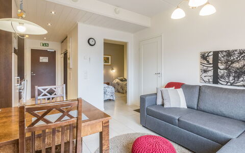 Yllästar 3 As 508: Interieur Ontwerp, Flooring, Meubilair, Verdieping, Hout, Plafond, Kamer, Bankstel, Verlichting, Woonkamer