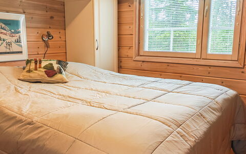 Ylläs-Ropo 5A: Bed, Slaapkamer, Meubilair, Interieur Ontwerp, Hout, Verdieping, Flooring, Laken, Bedding, Kamer