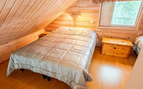 Ylläs-Ropo 5A: Hout, Flooring, Verdieping, Meubilair, Slaapkamer, Huis, Plafond, Interieur Ontwerp, Zolder, Beits