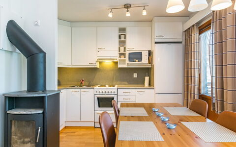 Karhunvartijan Linna C22: Hout, Siding, Verblijf, Huis, Huis, Plank, Garden Gebouwen, Blokhut, Hardwood, Veranda