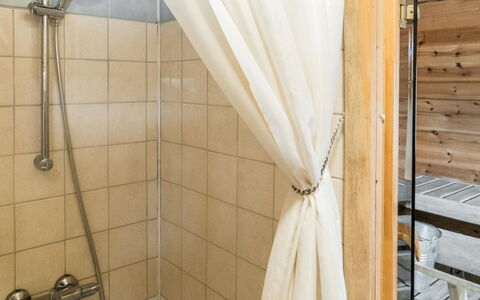 Pikkupöllö: Flooring, Verdieping, Interieur Ontwerp, Douche, Badkamer, Loodgieter, Samengesteld Materiaal, Loodgieterswerkinrichting, Douchegordijn, Douchekop