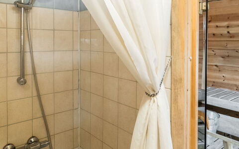 Pikkupöllö: Flooring, Verdieping, Interieur Ontwerp, Douche, Badkamer, Loodgieter, Loodgieterswerkinrichting, Samengesteld Materiaal, Douchegordijn, Douchekop