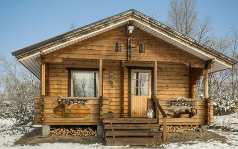 Pikkupöllö: Gebouw, Hout, Huis, Verblijf, Siding, Huis, Dak, Blokhut, Deur, Winter