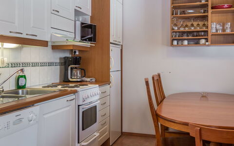 Peiponpesä B: Meubilair, Keuken, Countertop, Toestel Van De Keuken, Flooring, Cabinetry, Major Appliance, Hout, Interieur Ontwerp, Verdieping