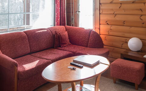 Peiponpesä B: Meubilair, Hout, Interieur Ontwerp, Flooring, Verdieping, Woonkamer, Tafel, Kamer, Bankstel, Beits
